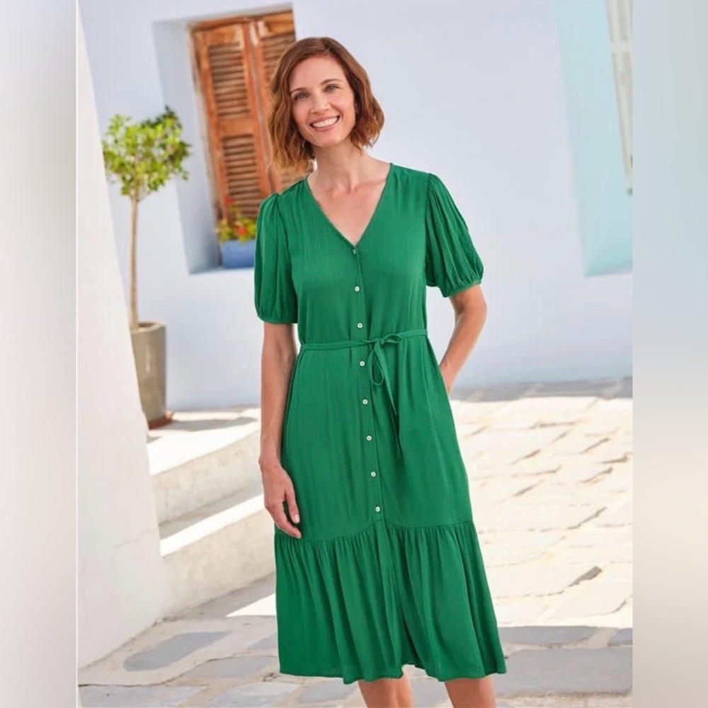 Chic Green Midi Dress with Button Accents